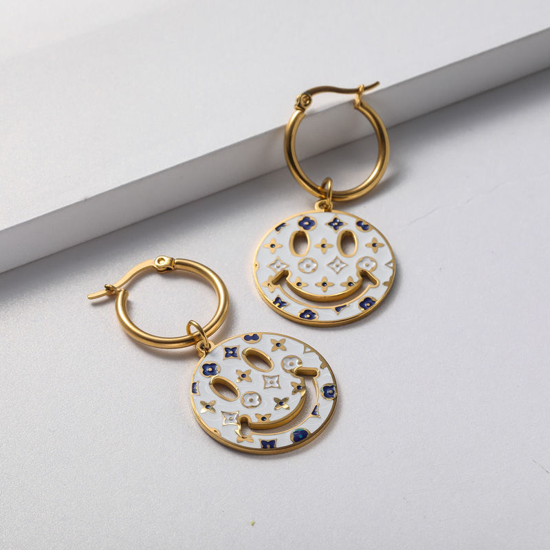 aretes de mujer con cara feliz blanca oro 18k