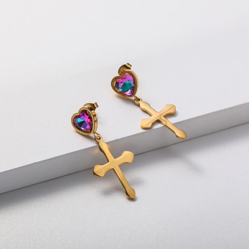 aretes para la oreja con dije cruz y piedras 18K