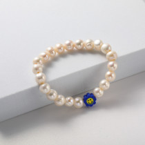 pulsera de perlas natural con charm azul para playa