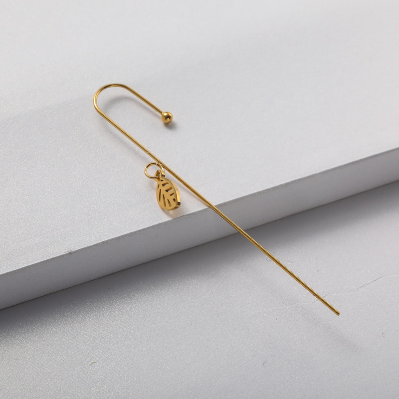 aretes de acero para chica con hoja de arbol color dorado