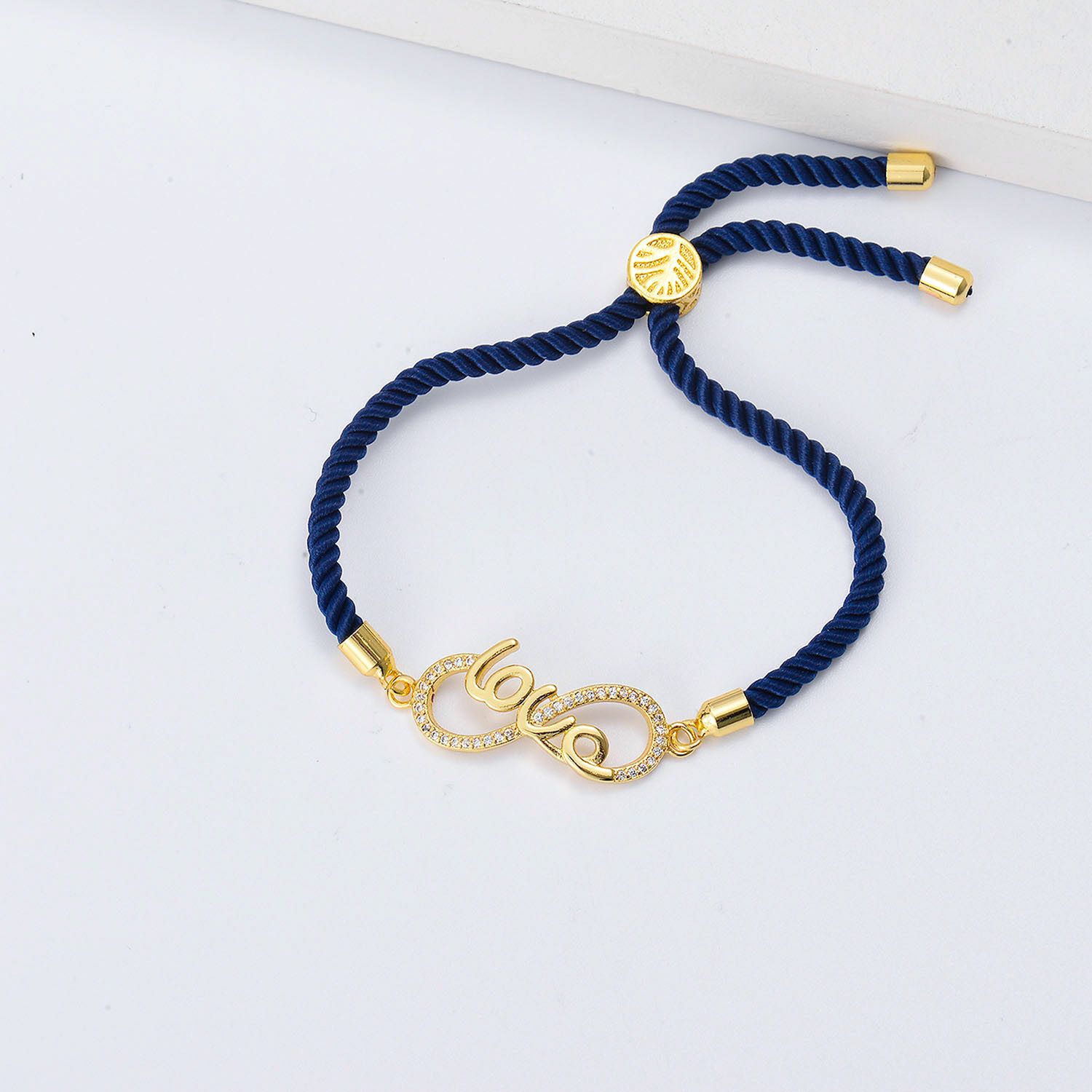 pulsera de hilo azul con charm en moda