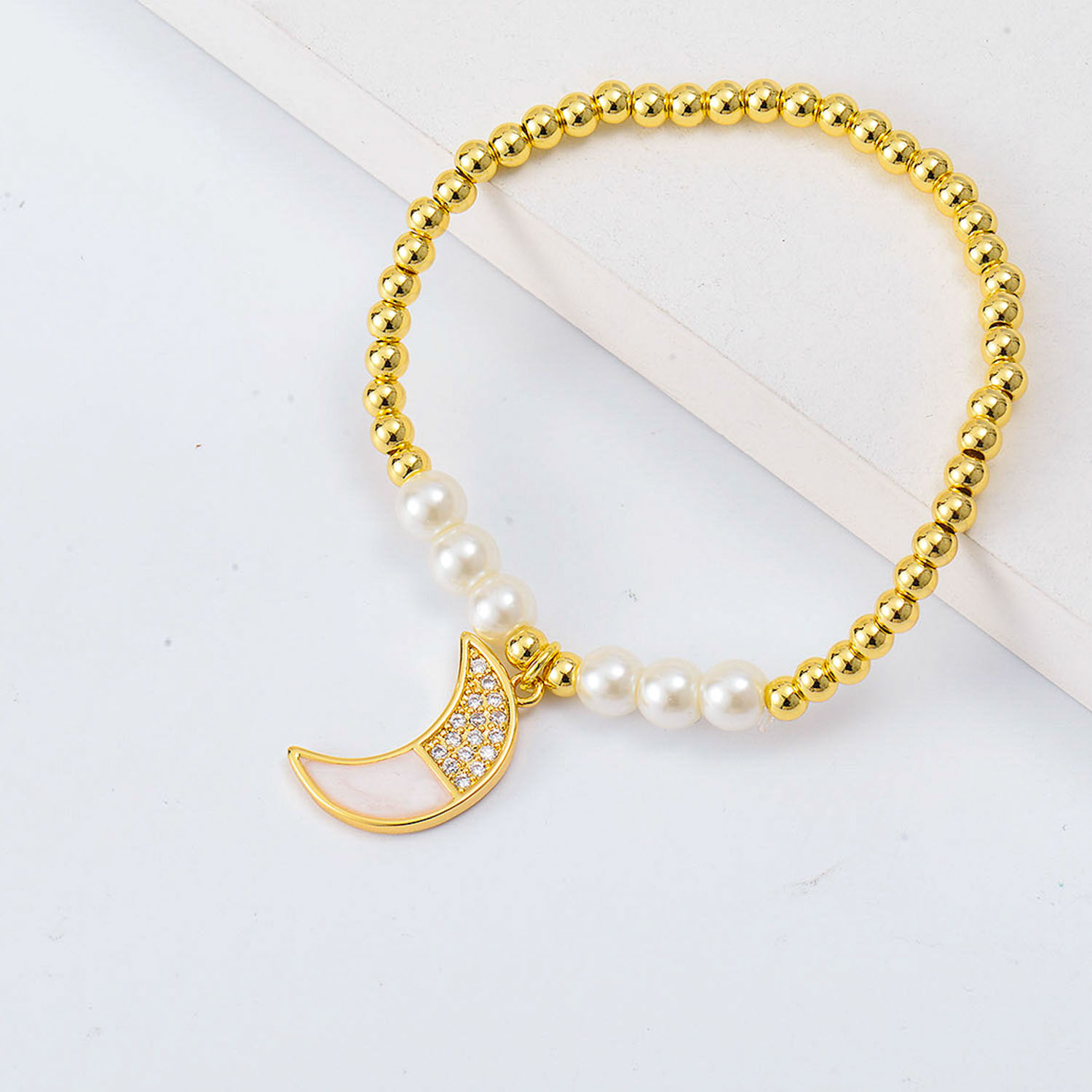 pulseras personalizadas Oro Laminado con Dije de luna y perlas