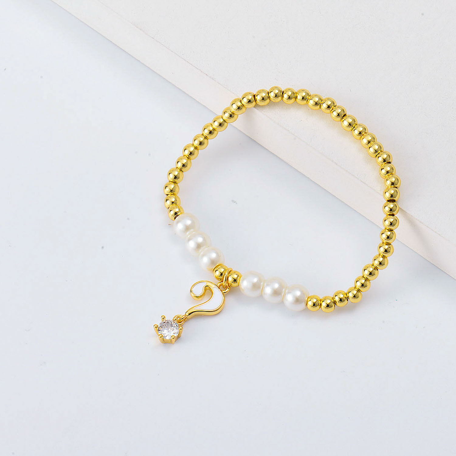 pulseras aesthetic Oro Laminado con dije signo de moda y perlas