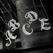 collars personalizados con iniciales de diamantes para mujer