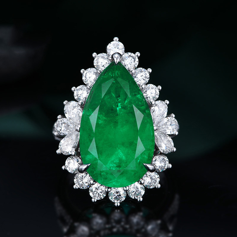 anillos de compromiso de esmeralda con diamantes para mujer