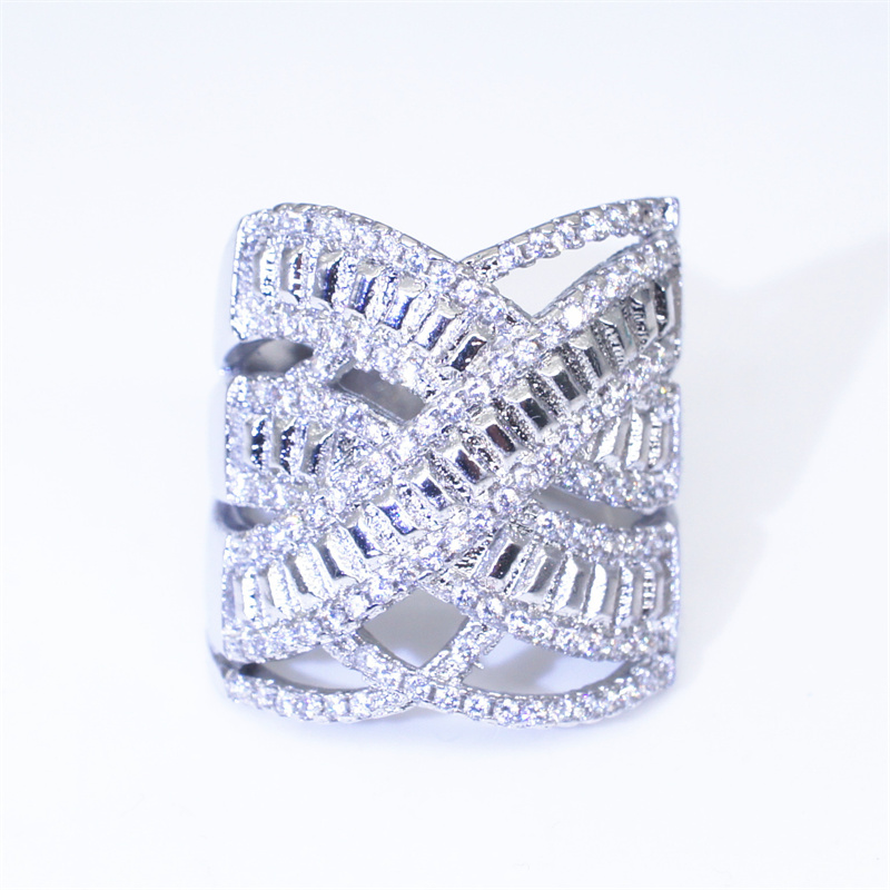 anillos personalizados de plateado con diamantes para compromiso