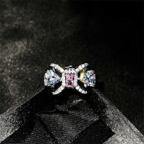 anillo de mariposa de cuarzo rosa con diamantes para novia