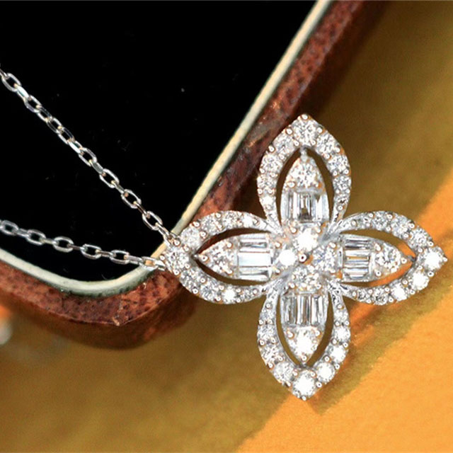collar de trébol de cuatro hojas de diamantes para mujer