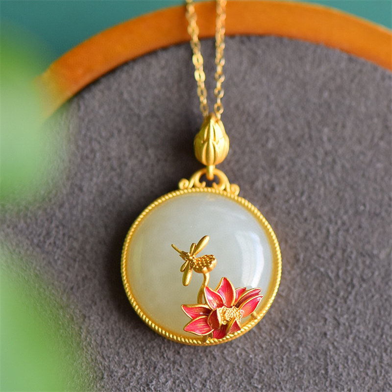 colgante de jade con cadena de oro fina para mujer