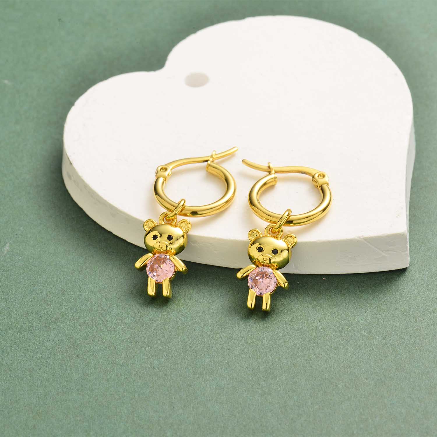 aretes de mujer en acero dorado con osito de piedra rosada
