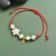 pulsera en moda con hilo rojo con perla natural para playa