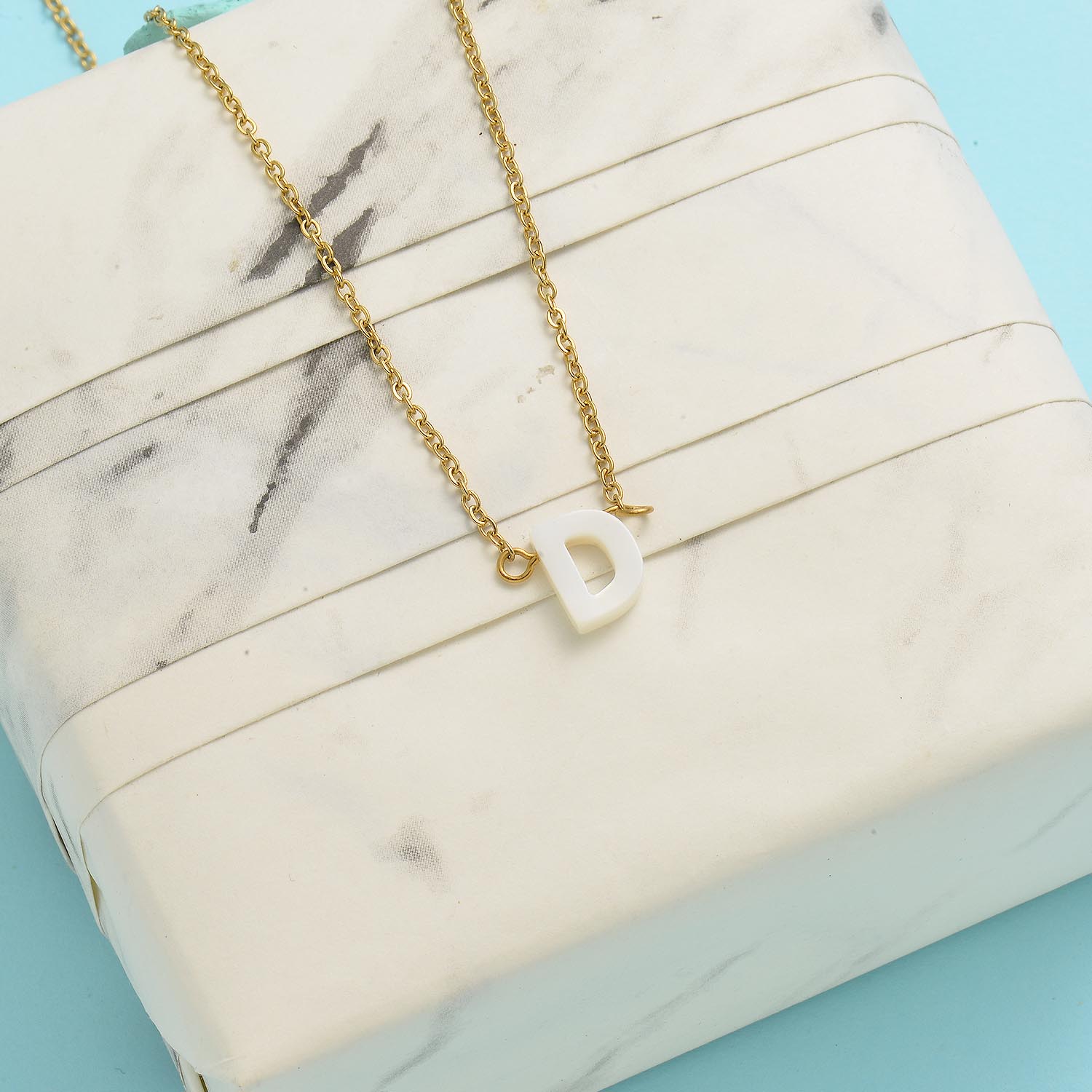 cadena con letra D en dolor dorado para mujer