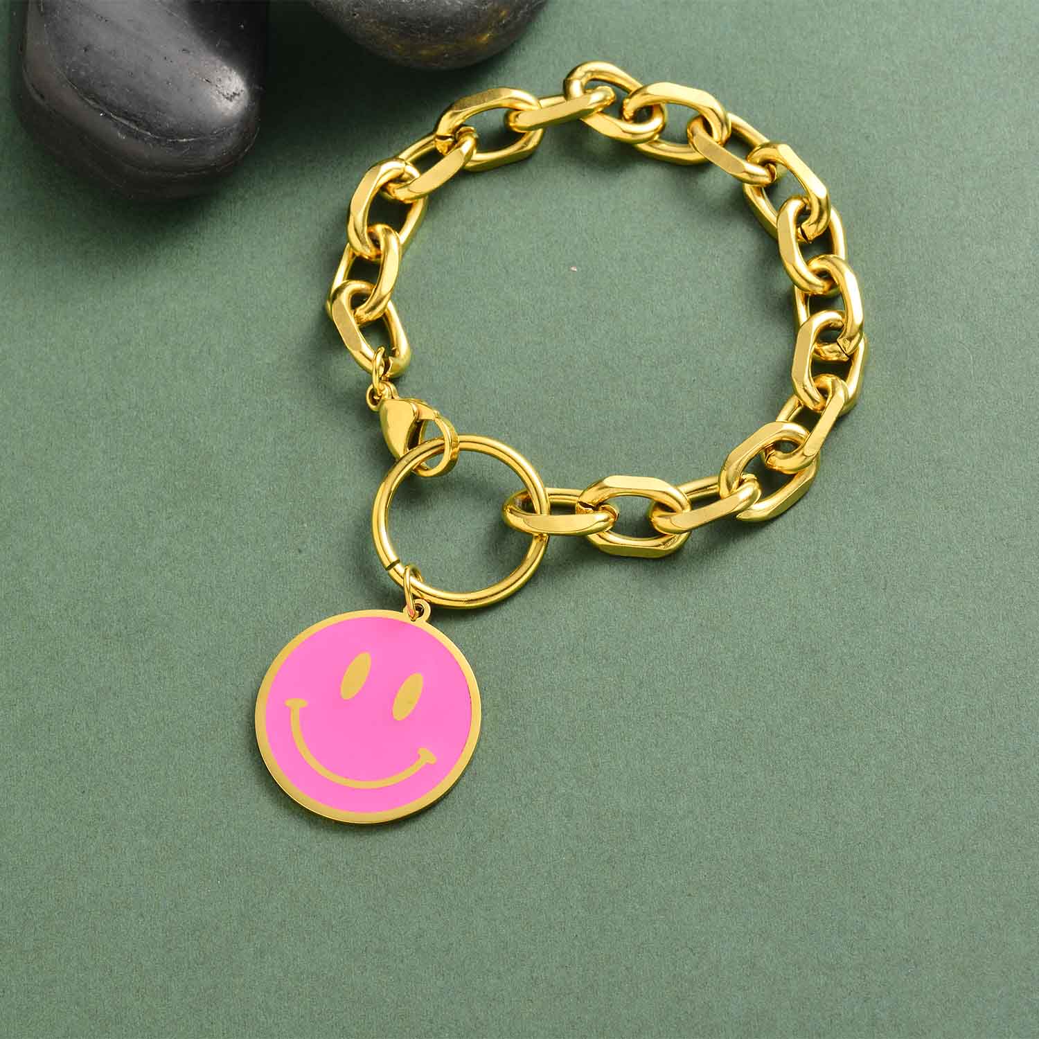 pulsera dorada estilo de plata con dije de aro cara feliz morada