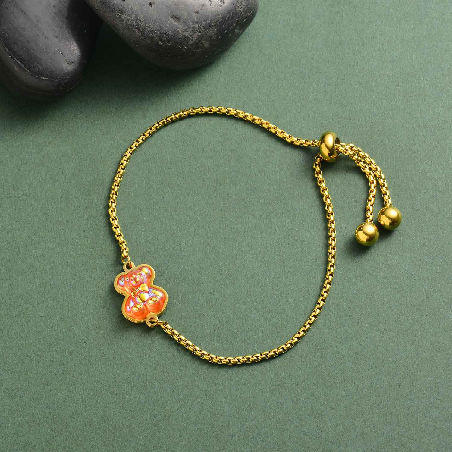 pulsera de acero dorado con charm de osito estilo moda