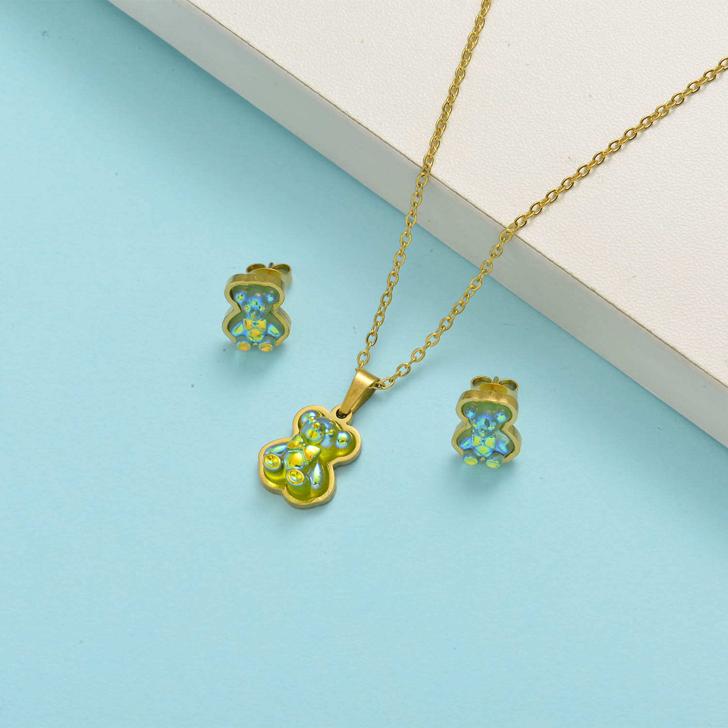 conjunto de acero con arete para mujer con dije de osito verde