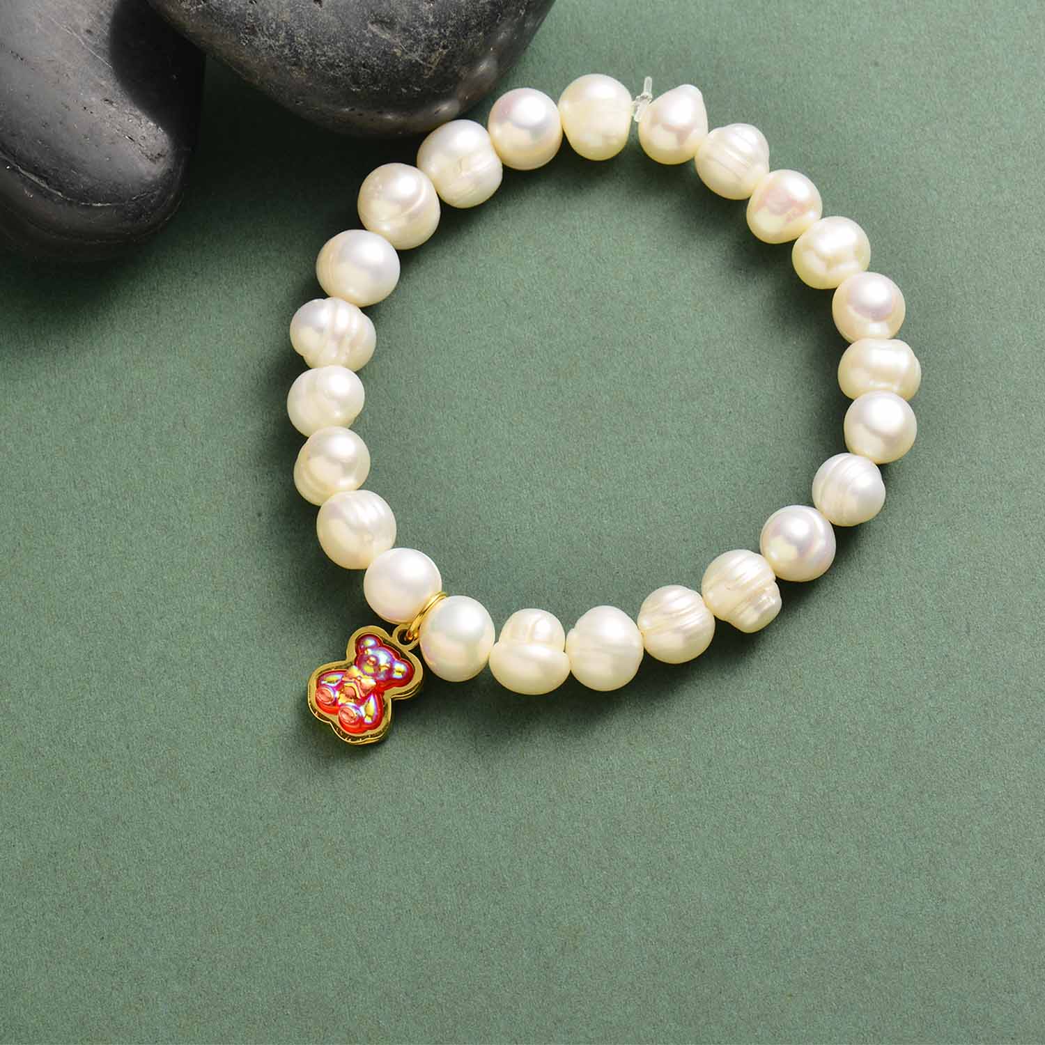 pulsera de bolitas con charm osito color blanca para mujer