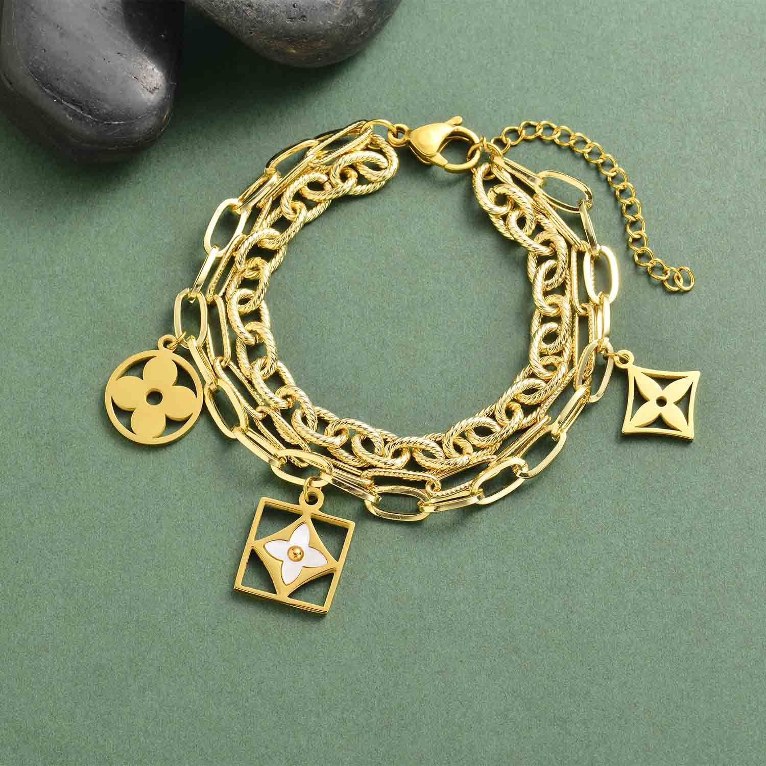 pulsera para playa con trible cadena charms en dorado 18k