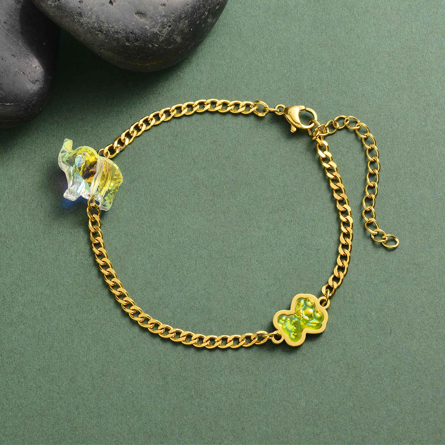 pulsera para mujer en acero con charm osito color dorado