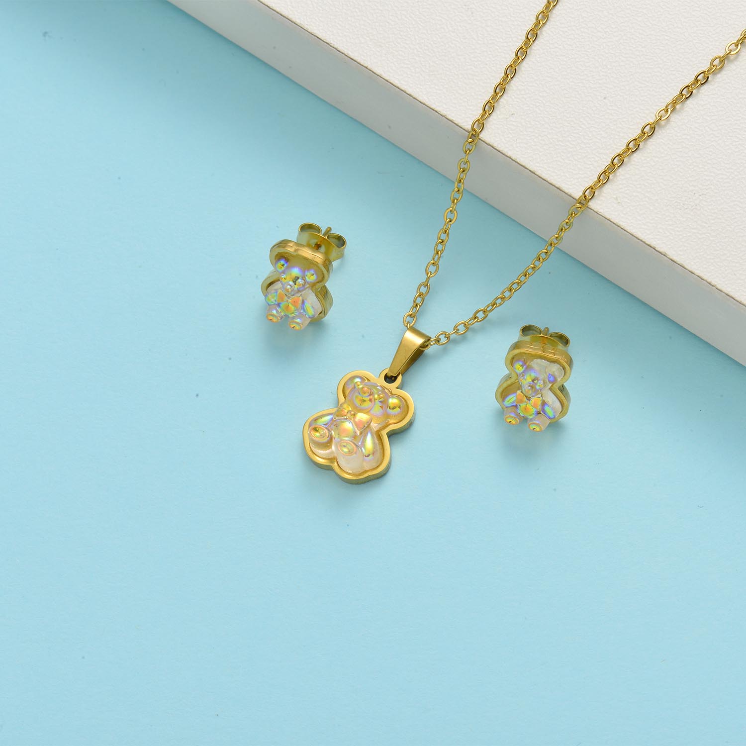 conjunto con arete para playa con dije de osito amarillo color dorado