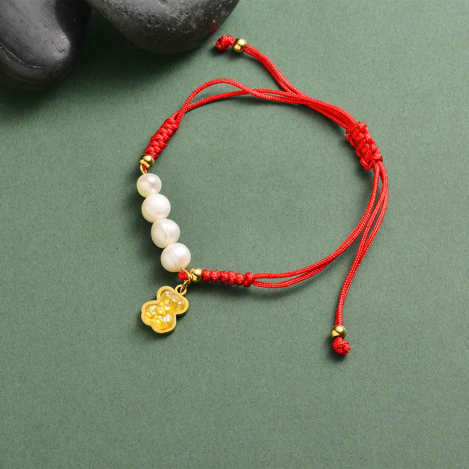 pulsera de hilo rojo con perla natural dije de osito amarillo