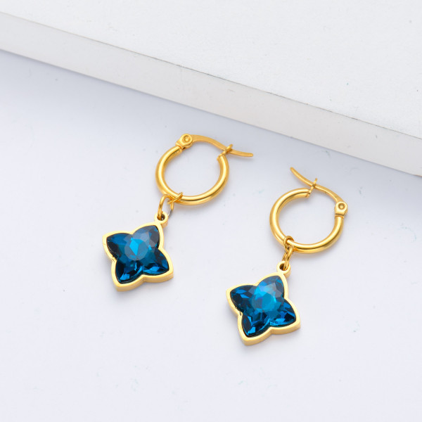 aretes con dijes flores piedra azul