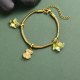 pulsera de acero dorado con charm de osito estilo moda