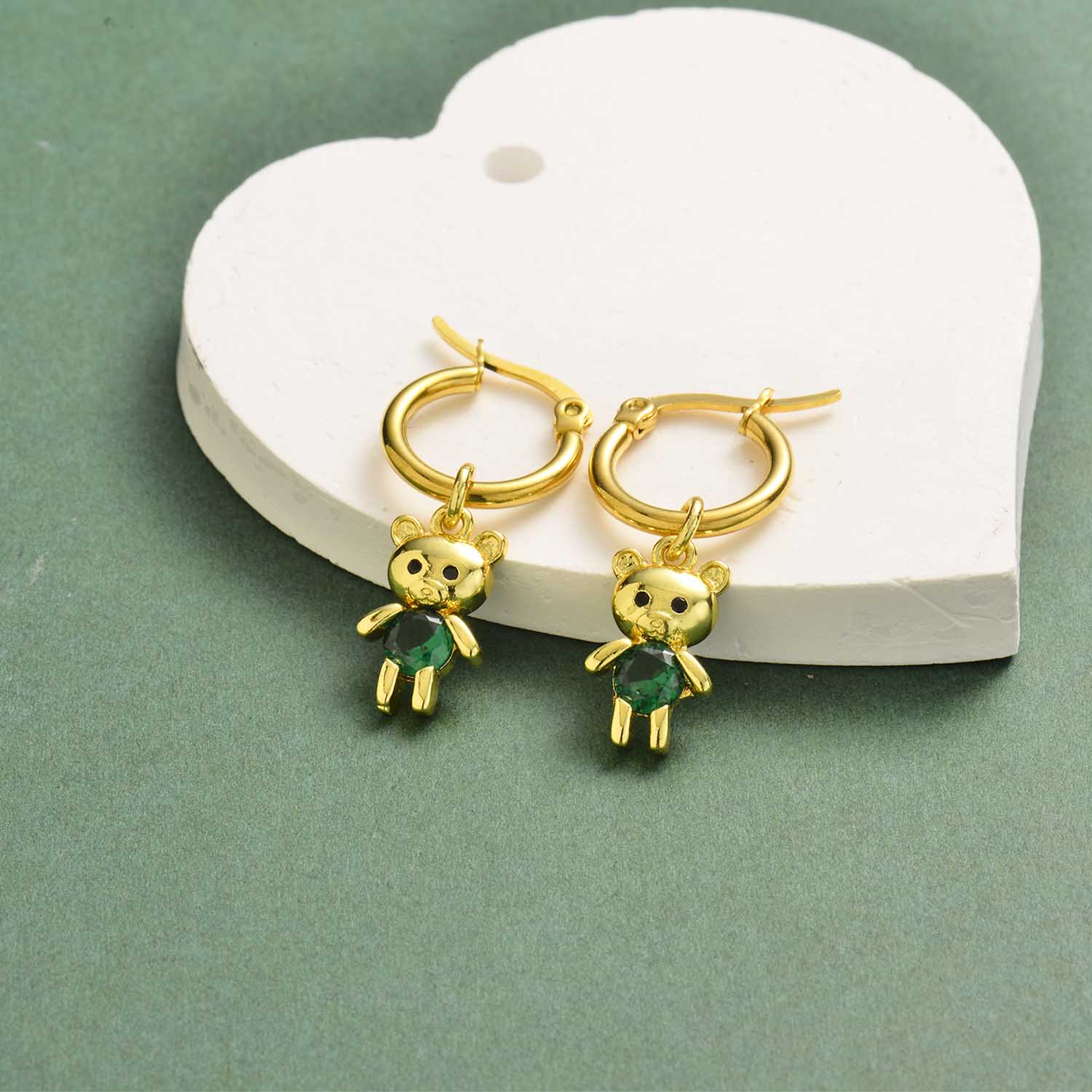 aretes de mujer en acero dorado con osito de piedra verde