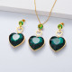 conjunto pendientes y colgante con ciron de verde oscuro de moda corazon 18k por mayoreo