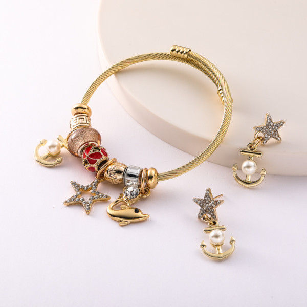 pulsera dorada con charms y aretes estrella