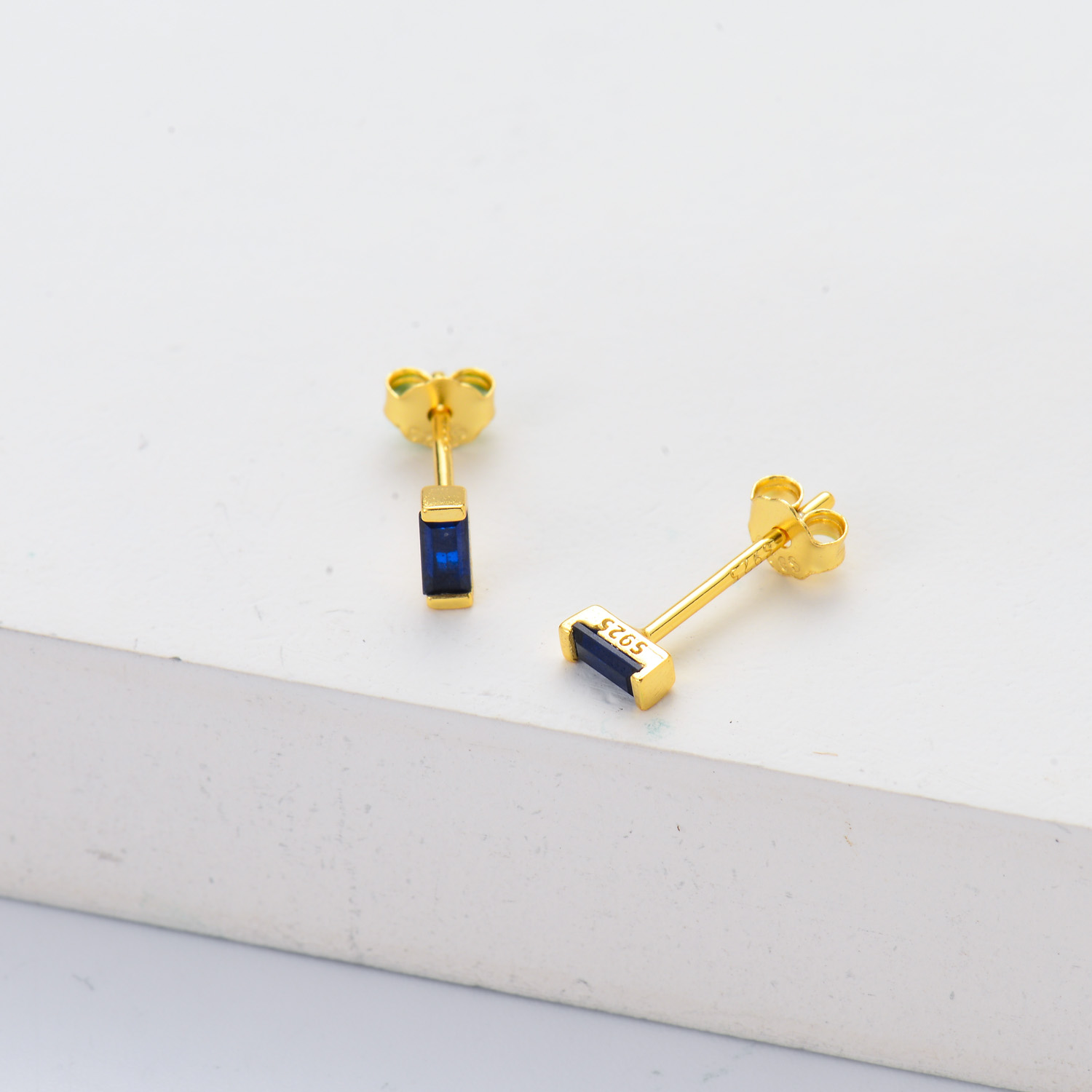 aretes esti simple en plata 925 para oreja color dorado con piedra azul