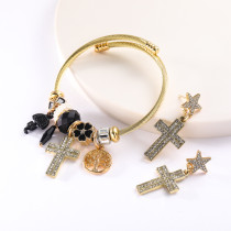 pulsera dorada con charms y aretes de cruz