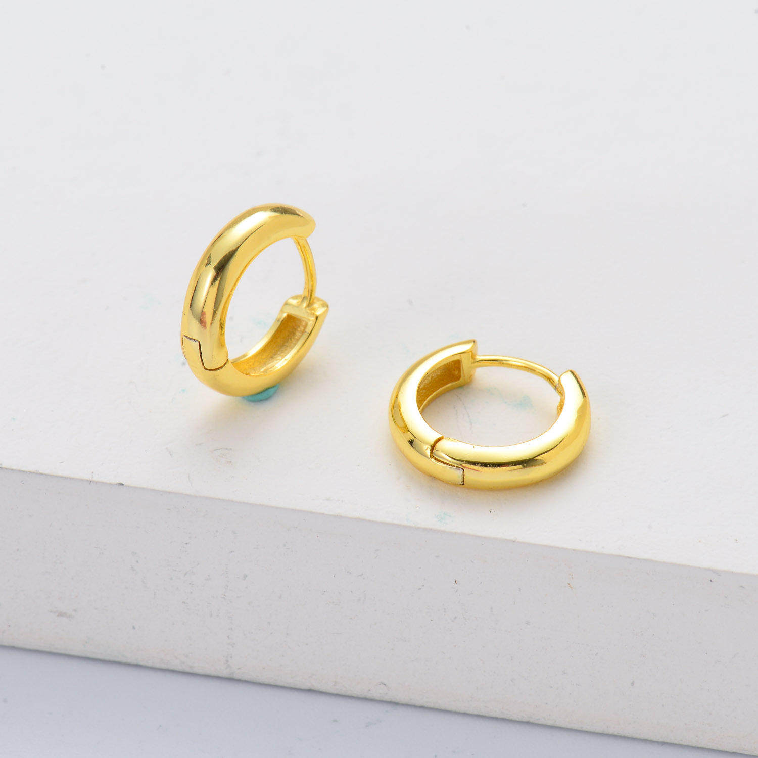 aro de plata 925 para oreja con piedra en el centro color dorado para mujer