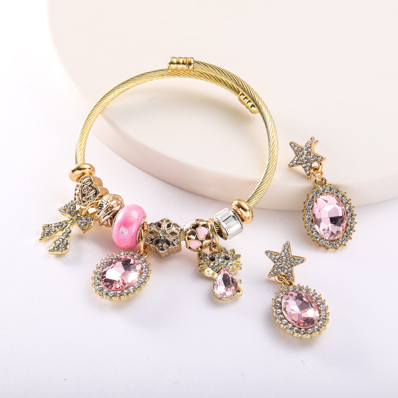 pulsera dorada con charms y aretes estrella