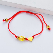 pulsera de hilo rojo para playa con corazoncito dorado estilo en moda acero 18K