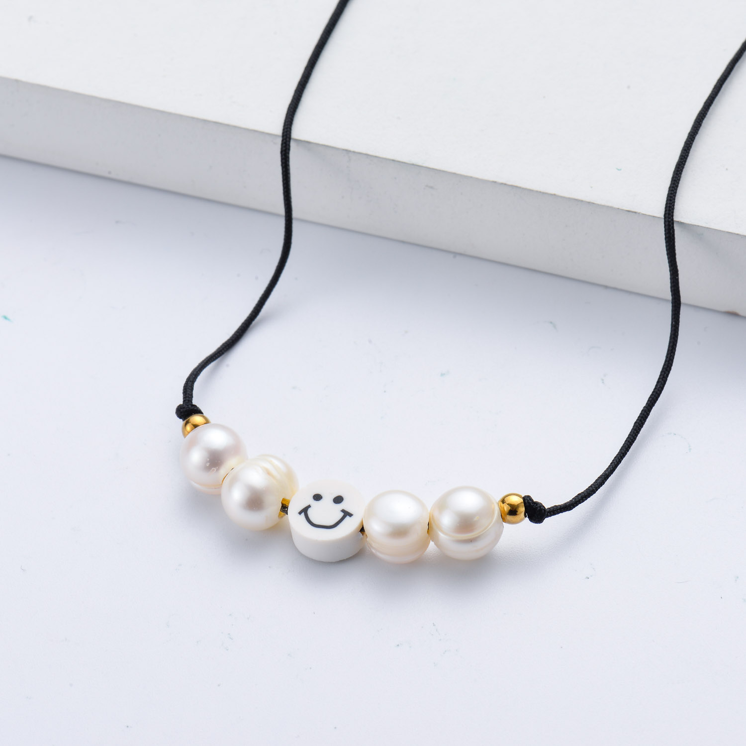 collar de hilo con perla natural