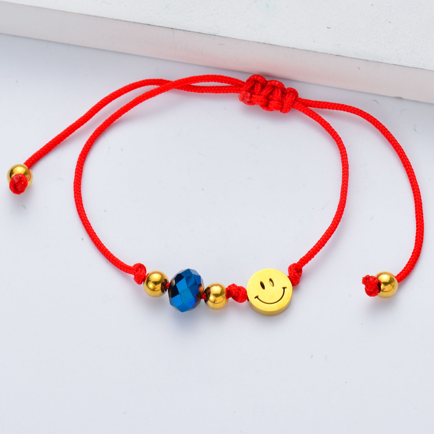 US$ 1.10 ~ US$ 2.20 - pulsera con hilo rojo para mujer con deje cara feliz  perla azul dorado - Joyas De Acero Por Mayor