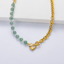 cadena de acero color dorado con piedra natural semi precious de carbono verde con asesorio de corazon para mujer