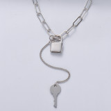 collar de pareja plata 925 color silver con asesorio de cantado y llave estilo en moda con dije