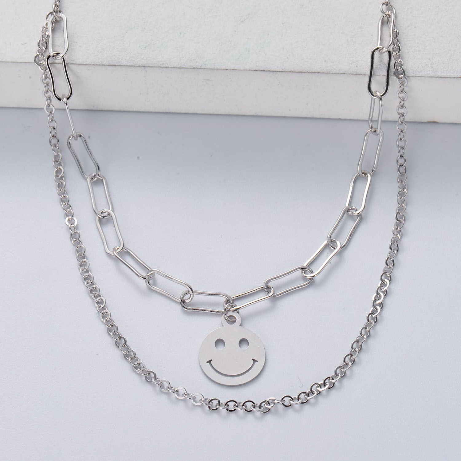 collar de plata 925 de moda en doble cadenas combidado con dije de carita feliz al por mayor