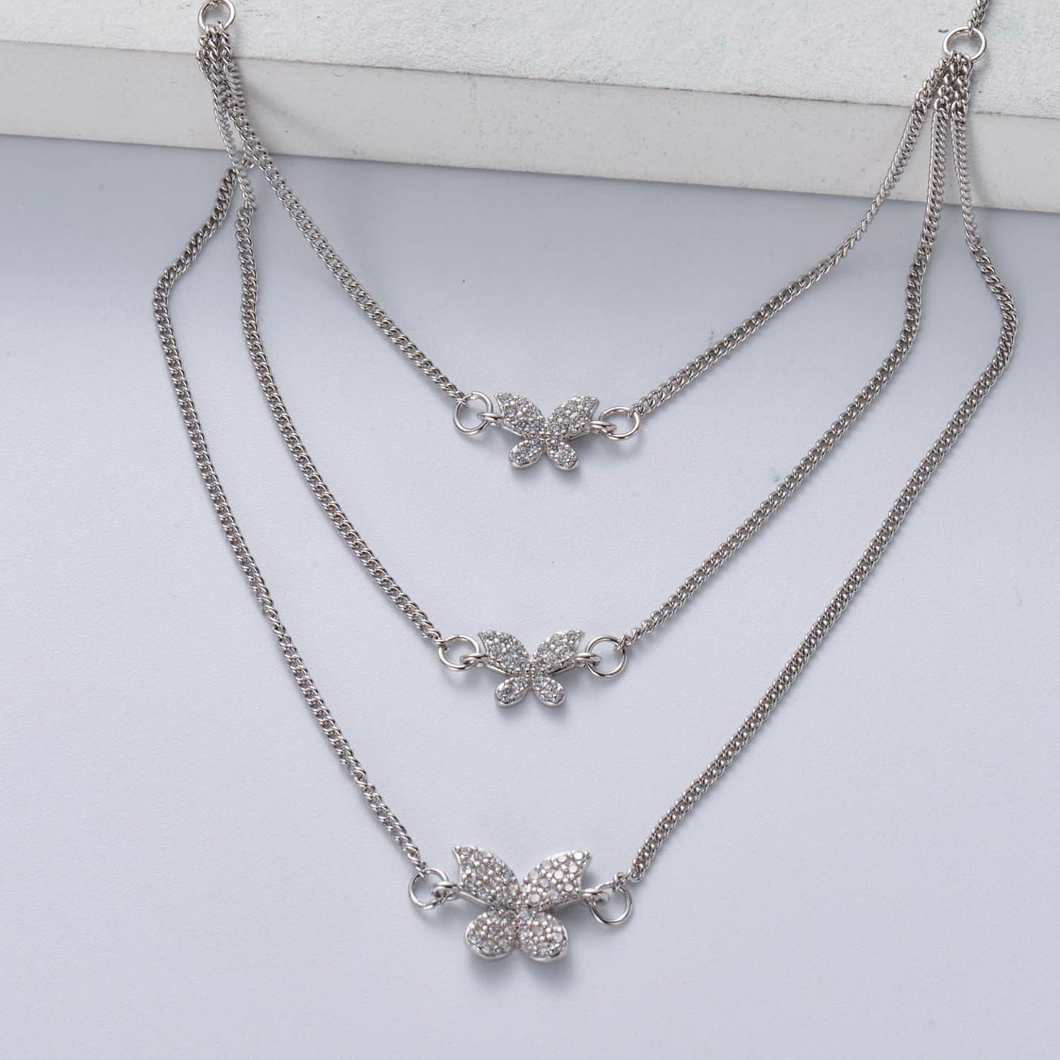 collar de plata 925 de moda en multicaspa con 3 dijes de mariposa