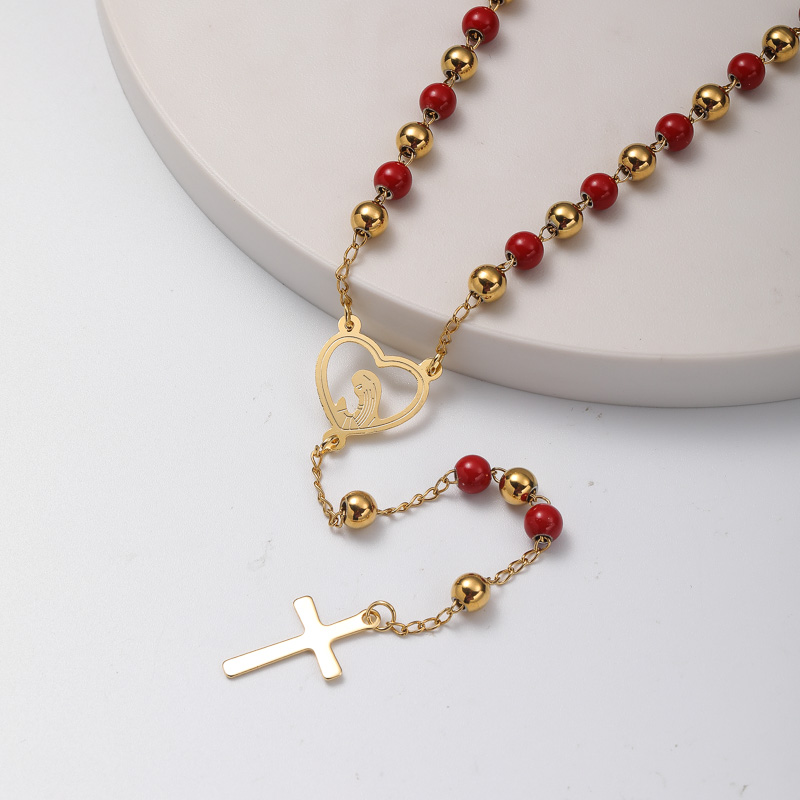 collar aesthetic de rosario con dijes de maria corazon y colgante cruz y bolita rojas acero inoxidable