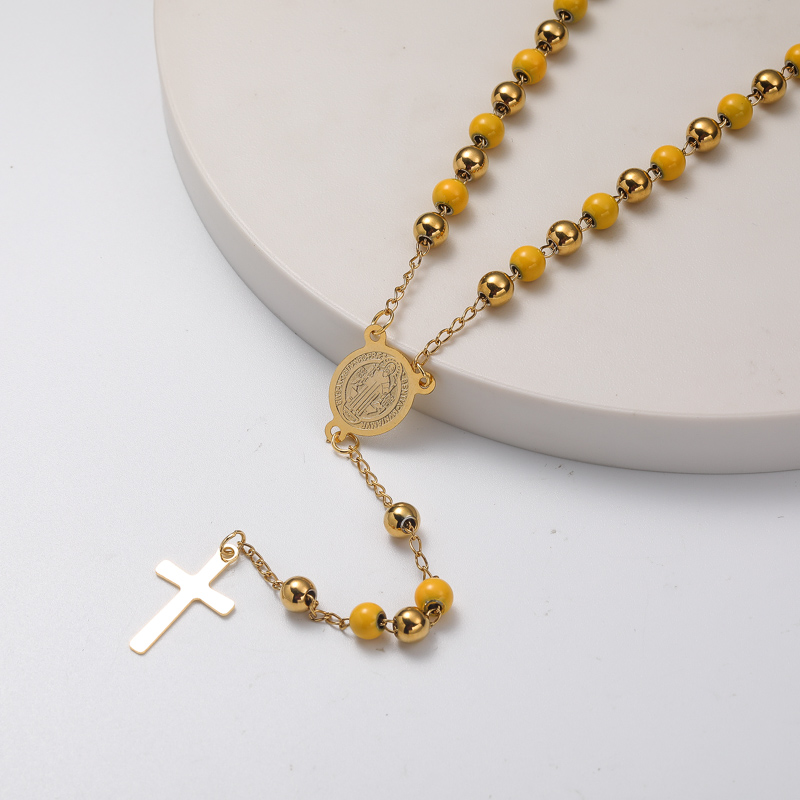 collar de moda de rosario con dijes y colgante cruz y bolita amarillo acero inoxidable