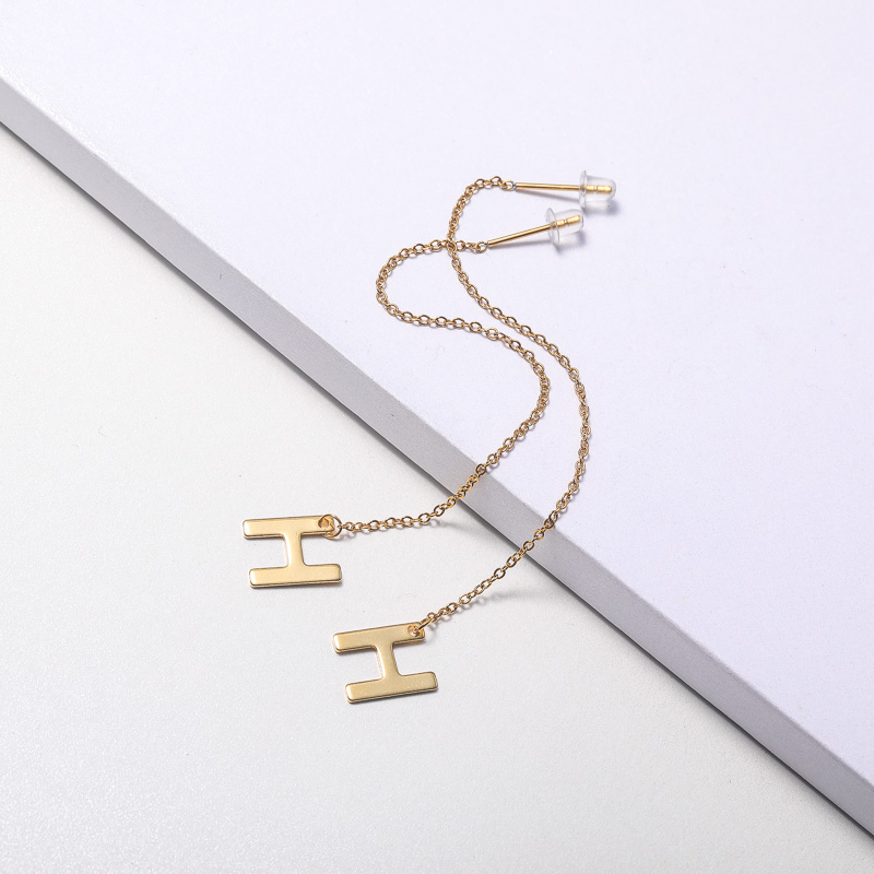 aretes con letras diseno nuevo acero color dorado para mujer
