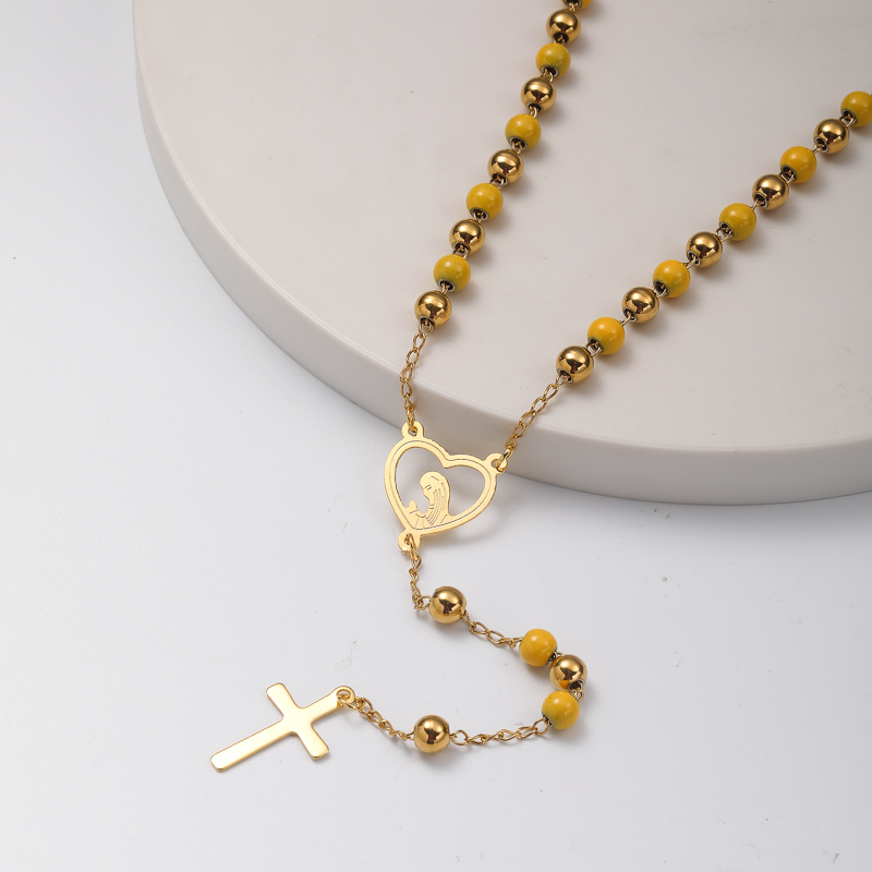 collar aesthetic de rosario con dijes de maria corazon y colgante cruz y bolita amarillo acero inoxidable