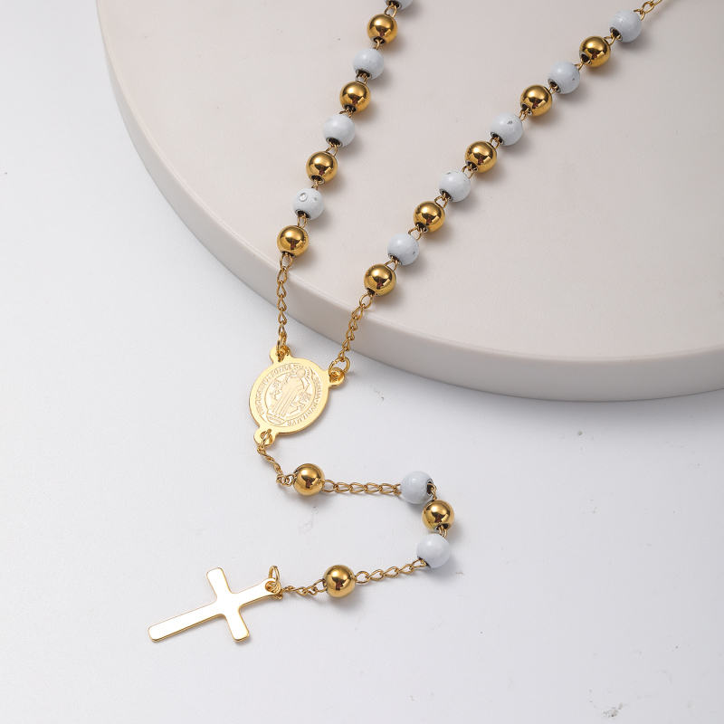 collar aesthetic de rosario con dijes y colgante cruz y bolita blanca acero inoxidable