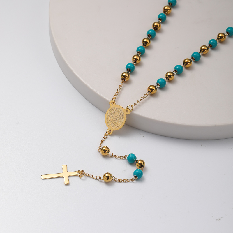 collar de moda de rosario con dijes y colgante cruz y bolita azul