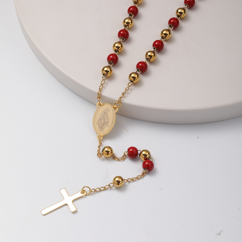 collar aesthetic de rosario con dijes de maria y colgante cruz y bolita rojas acero inoxidable
