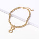 pulsera de acero color dorado con dije numeral  estilo en moda para mujer