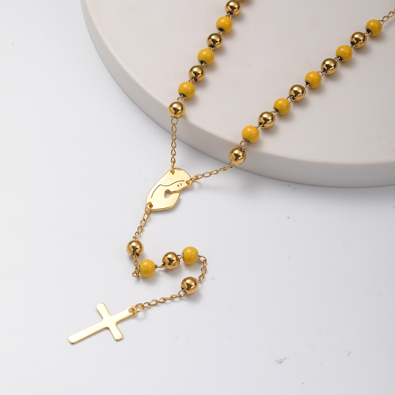 collar aesthetic de rosario con dijes de maria y colgante cruz y bolita amarillo acero inoxidable