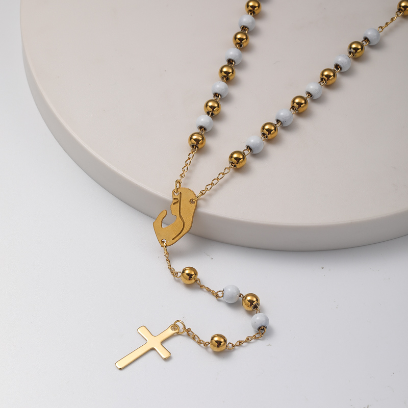collar aesthetic de rosario con dijes de maria y colgante cruz y bolita blanca acero inoxidable